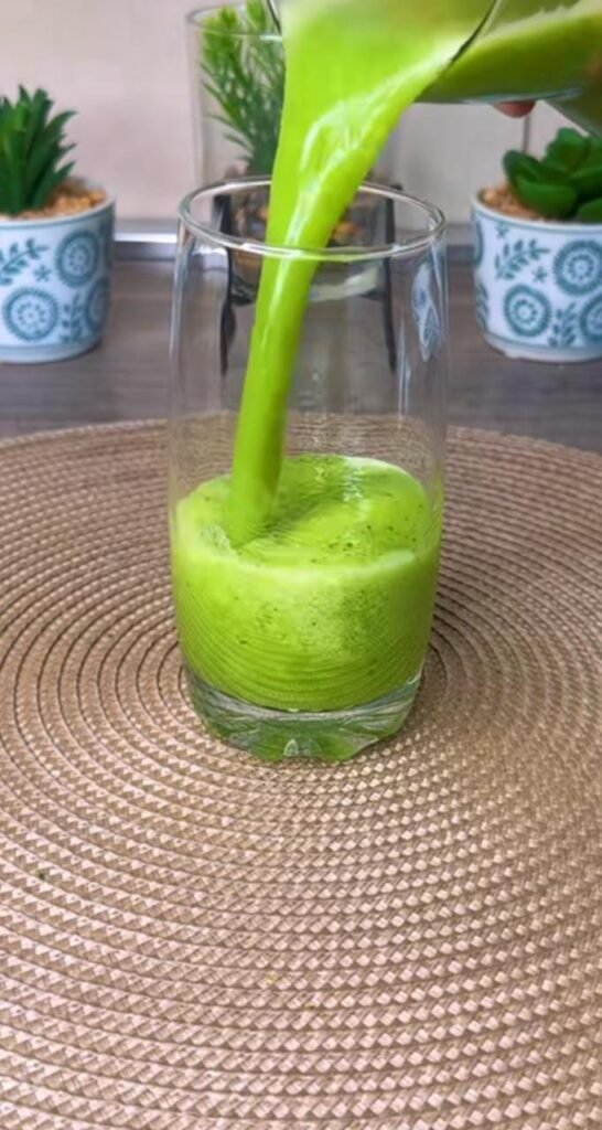 suco verde detox sendo servido no copo