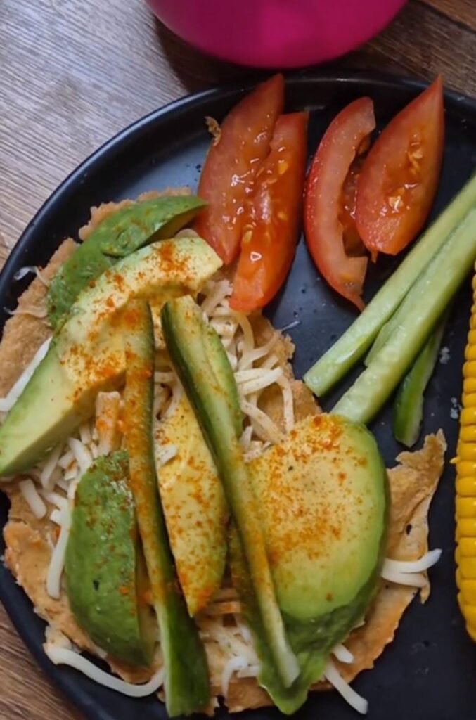 tostada low carb com abacate queijo e tomate
