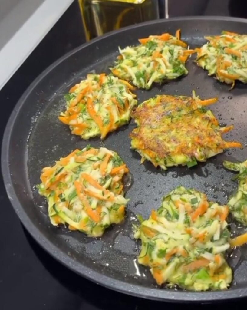 panqueca salgada de abobrinha e cenoura na frigideira