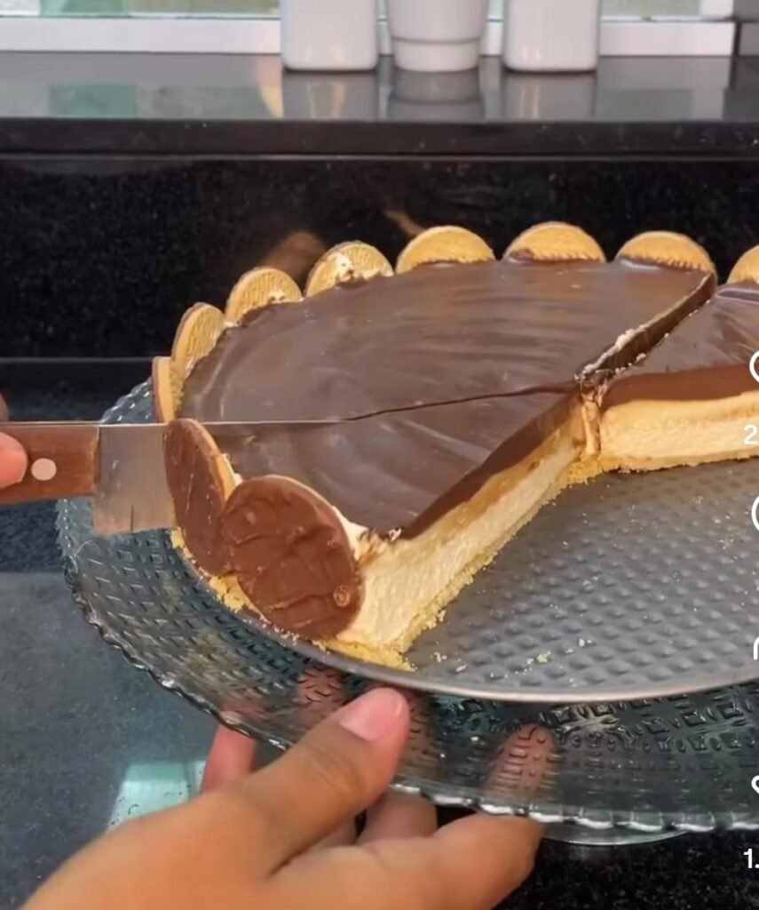 Fatia de torta holandesa caseira com ganache brilhante e bolachas na lateral