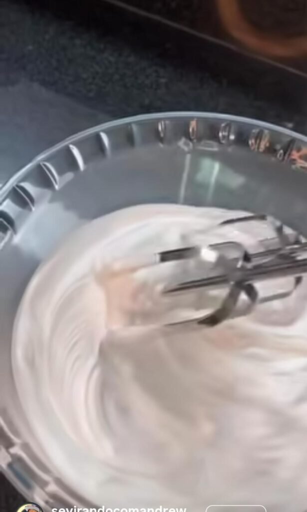 Batedeira batendo creme branco para torta holandesa caseira