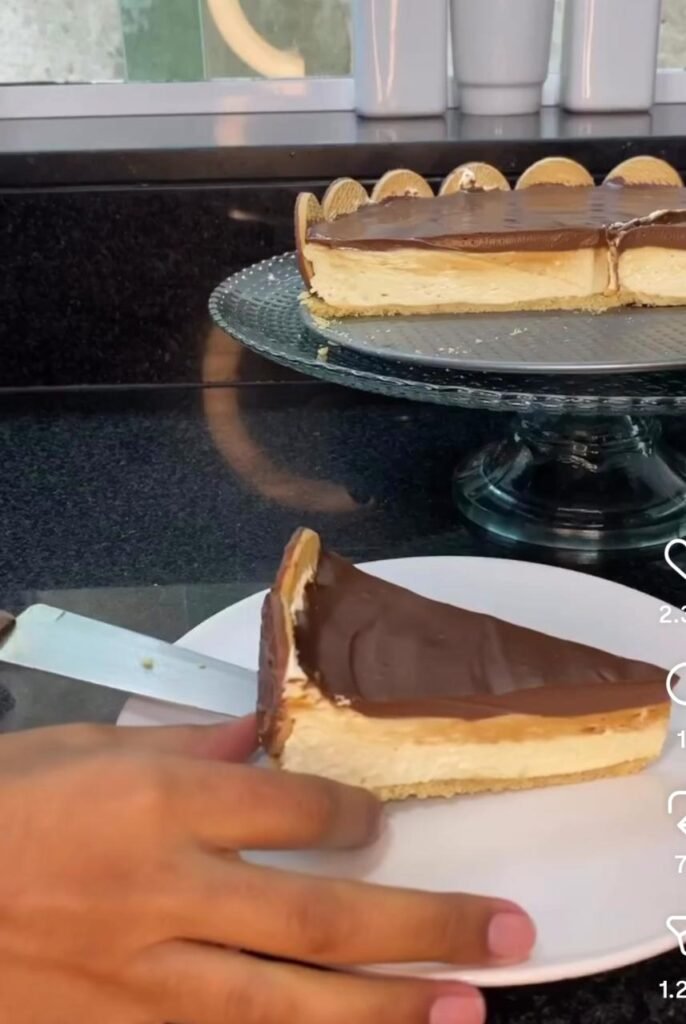 Torta holandesa caseira inteira sendo cortada