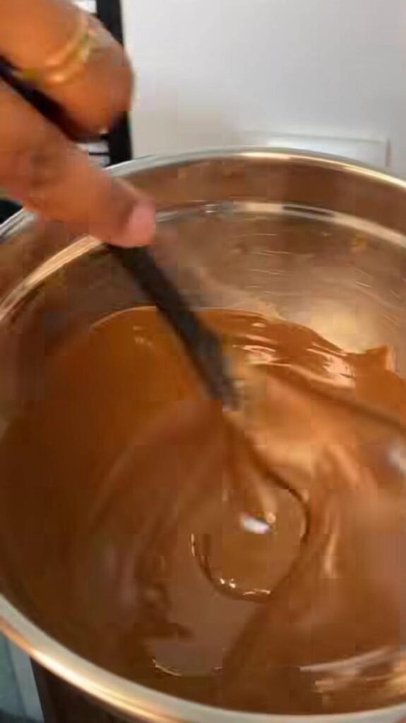 Ganache de chocolate meio amargo derretendo
