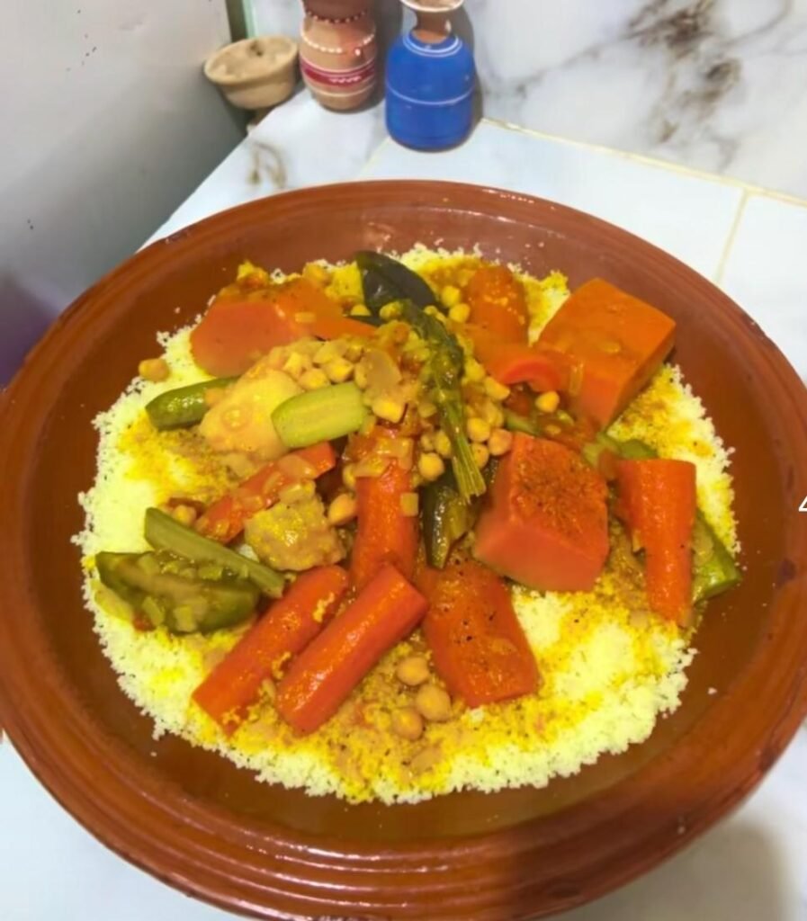cuscuz marroquino caseiro tradicional com legumes e grão de bico em prato de barro