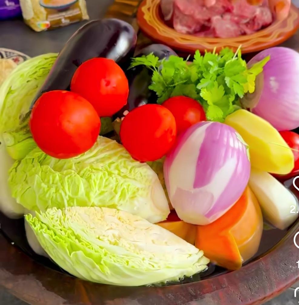 ingredientes frescos para cuscuz marroquino caseiro: tomate, repolho, berinjela, cebola e abóbora