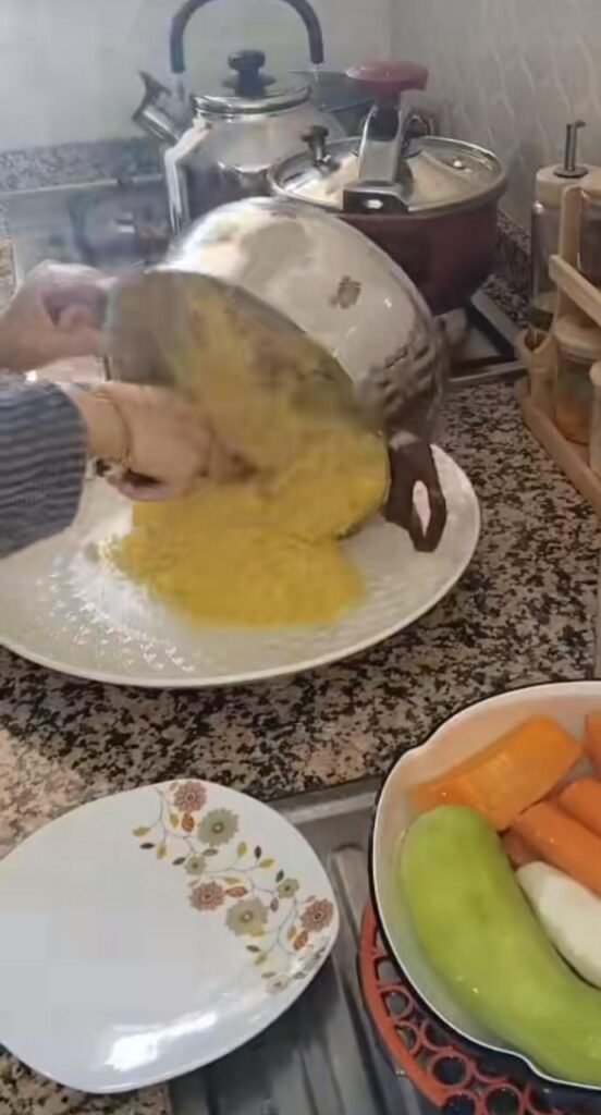 cuscuz marroquino caseiro soltinho sendo despejado da cuscuzeira no prato