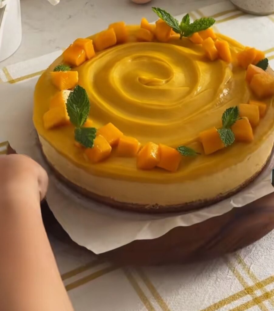 Bolo mousse de manga 2026 decorado com cubos de manga fresca e folhas de hortelã