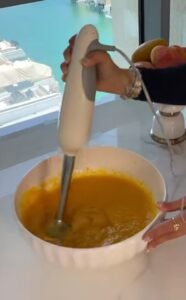 Mixer batendo purê de manga para receita de bolo mousse de manga 2026 cremoso