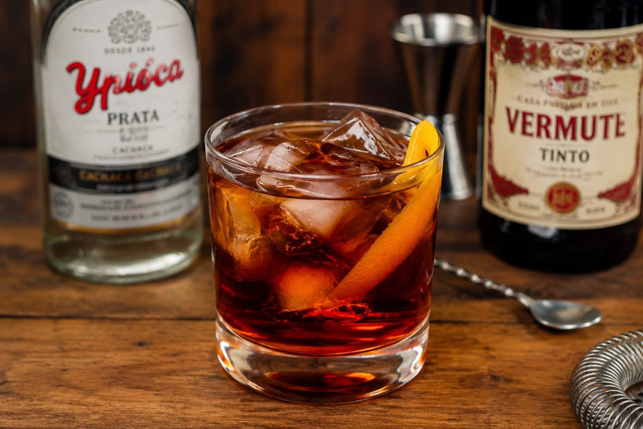 Coquetéis típicos brasileiros : Coquetel Rabo de Galo servido com gelo e casca de laranja, preparado com cachaça e vermute tinto.