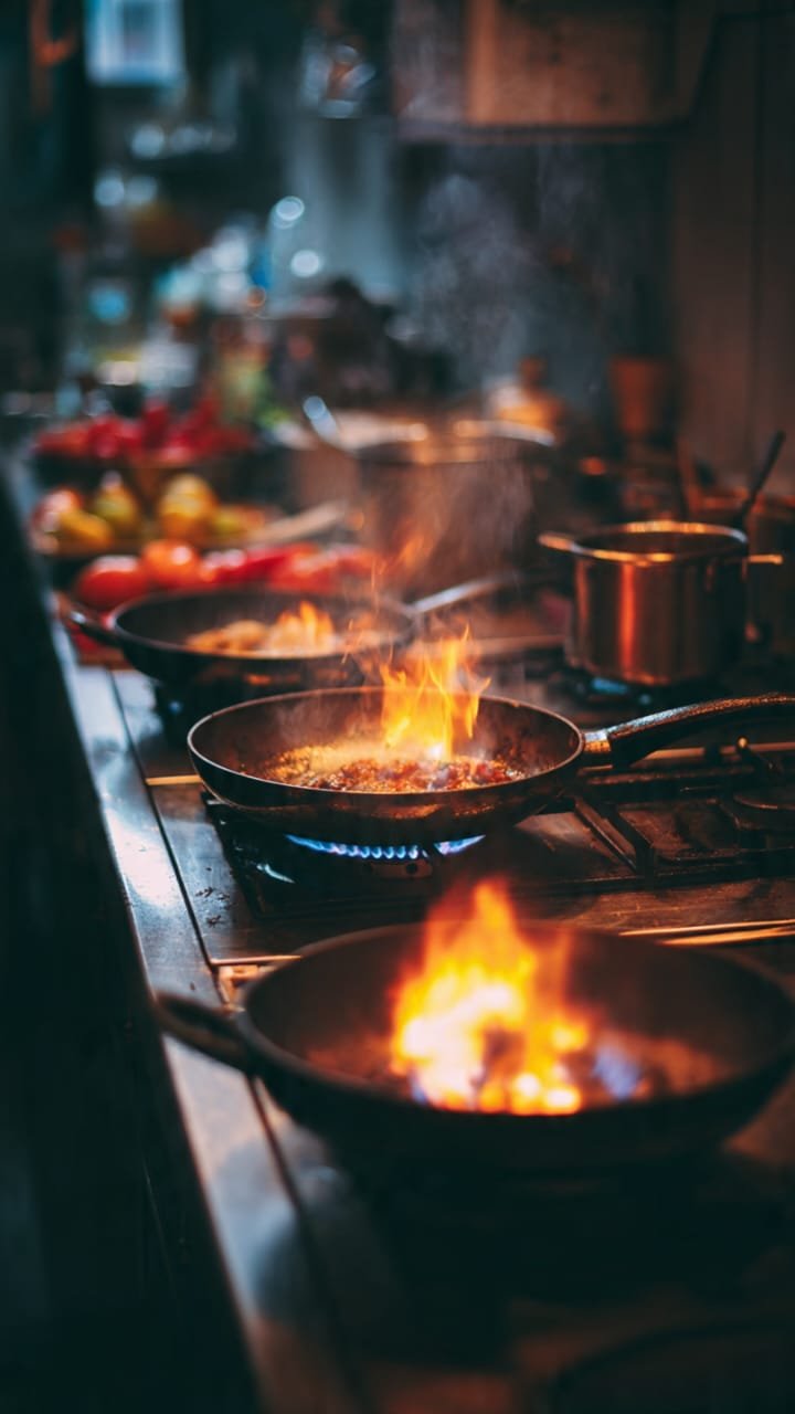 técnicas básicas de culinária para iniciantes : 
três panelas no fogão com chamas altas médias e baixas mostrando técnicas de controle de temperatura